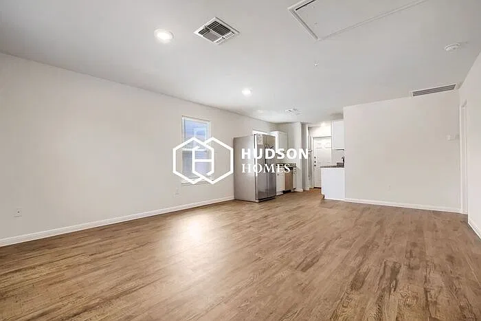 3 bed, 2.0 bath, 909 sqft, $1,049 — Photo 4