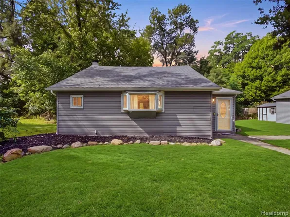 592 Overlook St, White Lake, MI 48386