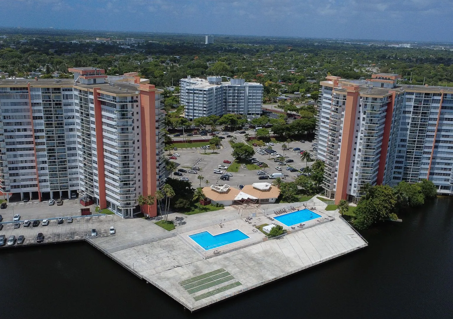 Spacious One Bedroom Two Bath Condo with Parking at Buckley Towers in North Miami Beach — Photo 1