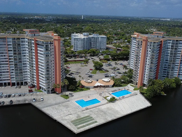 1351 NE Miami Gardens Dr #422 — Photo 1