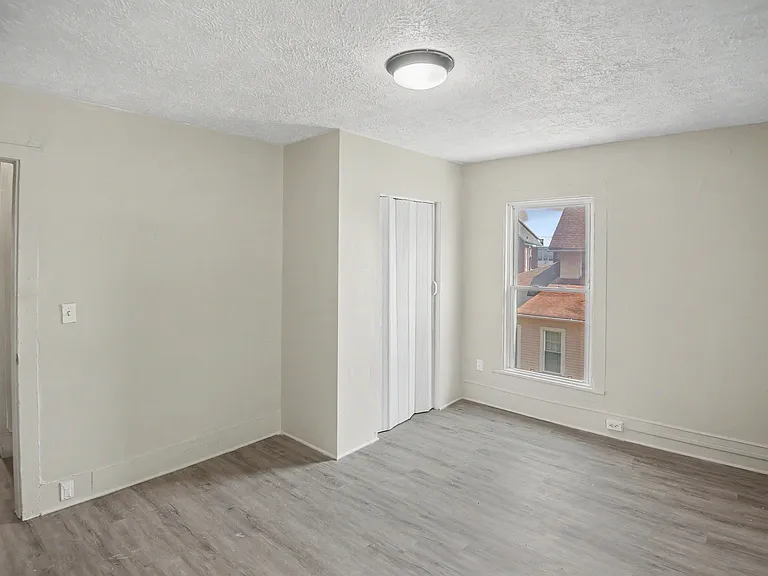 240 Warren Ave — Photo 11