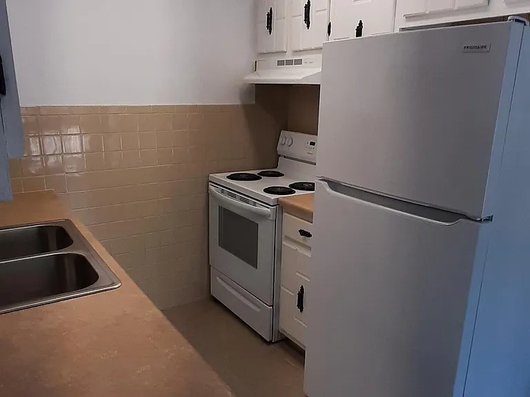 143 Lynwood Mnr #8 — Photo 4