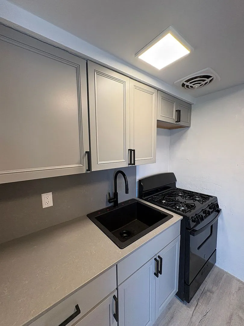 240 - 246 Parkview Blvd — Photo 4