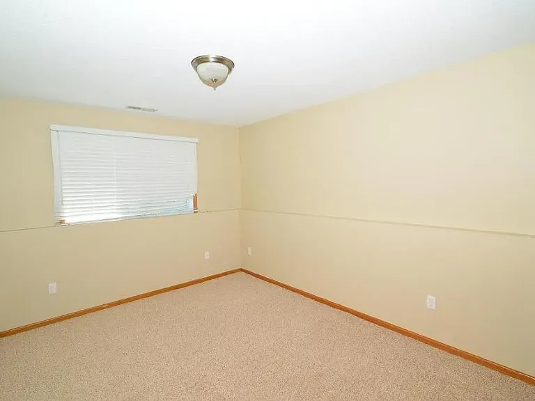 4740 Pines Cir — Photo 11