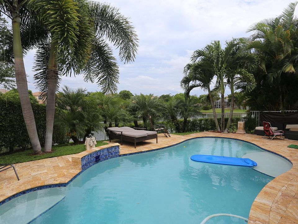 2nd image of 1201 W Magnolia Cir