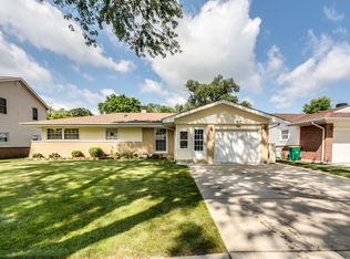 70 Ridgewood Rd, Elk Grove Village, IL 60007