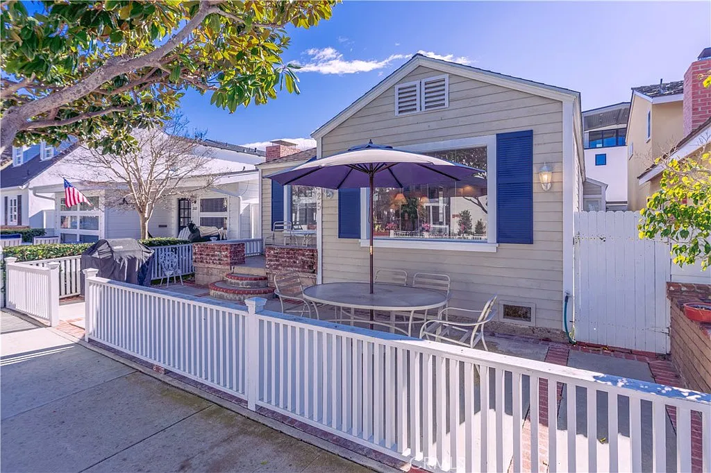 2 bed, 1.0 bath, 1142 sqft, $5,100 — Photo 1