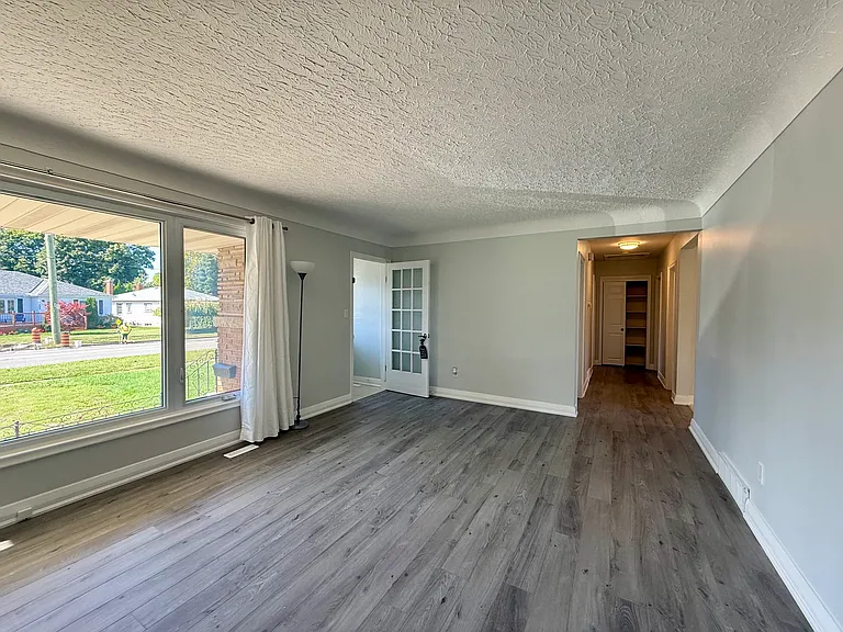 404 Grantham Ave — Photo 6