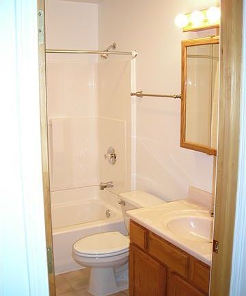 Full Bath w/Large Linen Closet