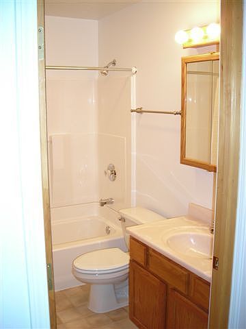 Full Bath w/Large Linen Closet