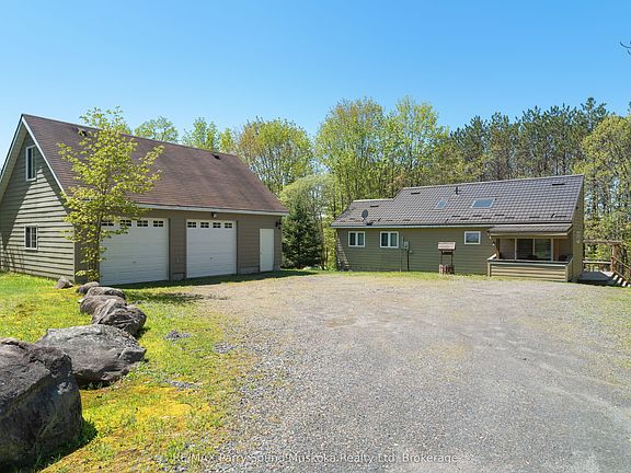 3rd image of 587 Centre Rd