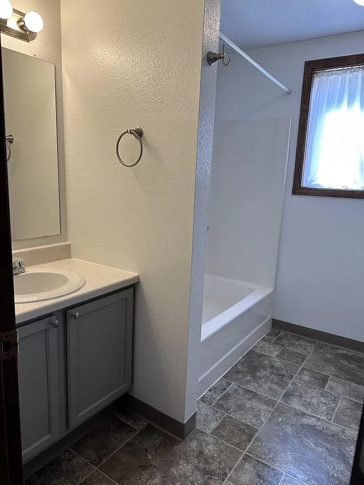 2 bed, 1.0 bath, 1000 sqft, $1,300 — Photo 4