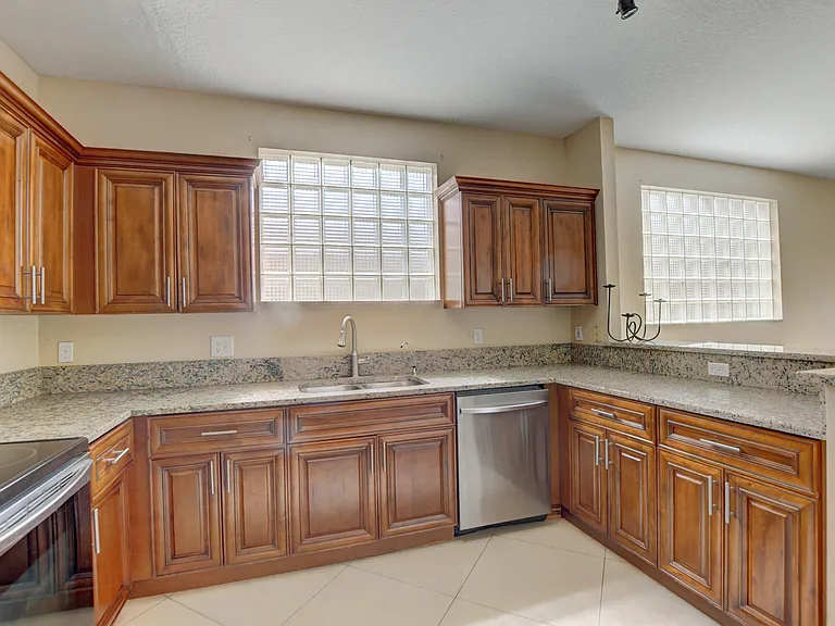 11073 Harbour Springs Cir — Photo 37