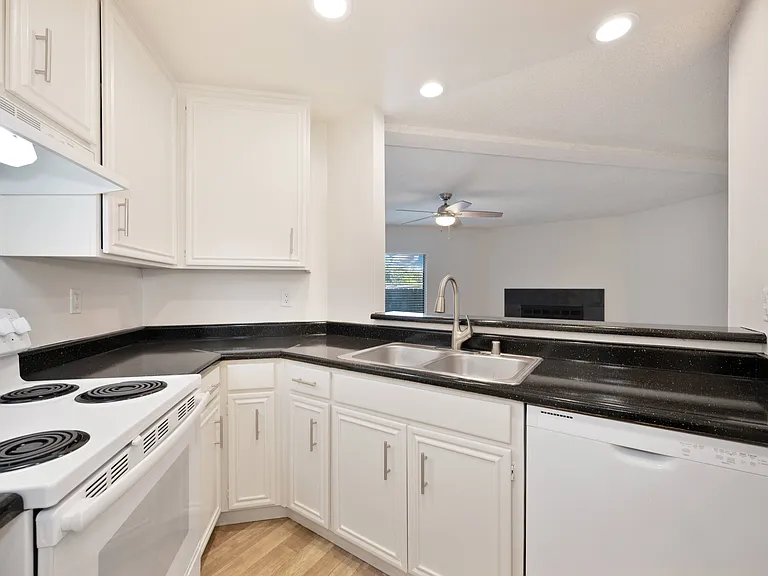 315 Acacia Ave — Photo 8