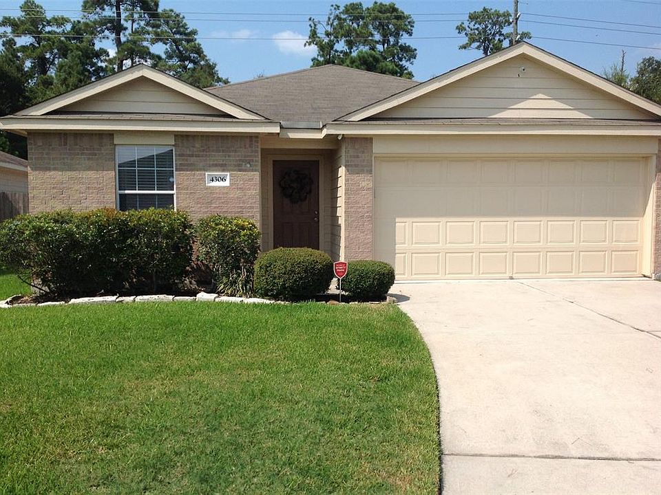 Welcome to this adorable home on Medina River Loop in the Cr