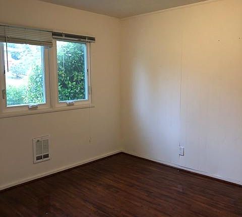 3rd image of 1004 Woodlawn Ave #B