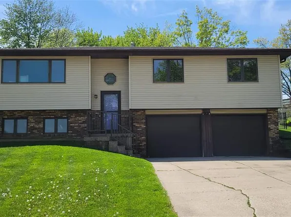 2042 N Ridge Dr, Coralville, IA 52241
