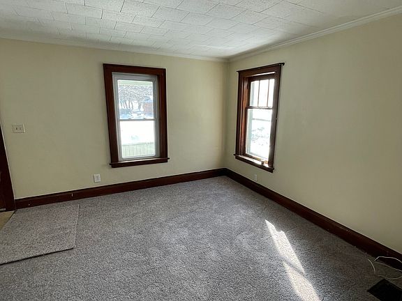 Newly installed carpet, entrance/living room. Freshly painted walls.