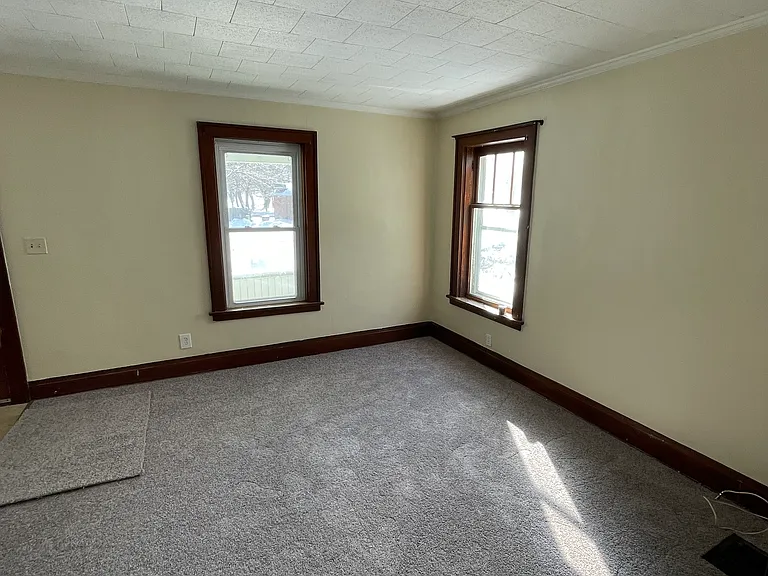 Newly installed carpet, entrance/living room. Freshly painted walls.