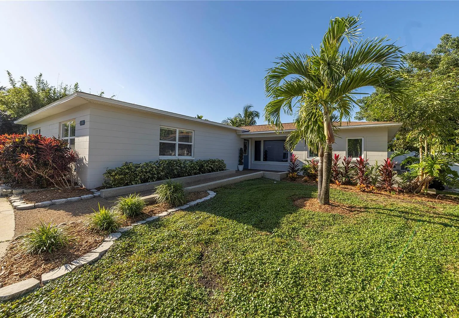 4 bed, 2051 sqft, $5,500 — Photo 2