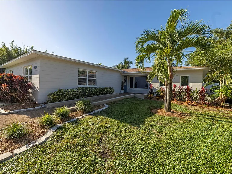 610 Cordova Blvd NE — Photo 2