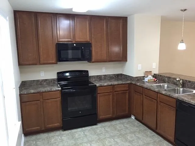 2 bed, 2.5 bath, 1050 sqft, $1,900 — Photo 2