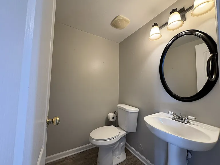 2309 Charing Cross Rd — Photo 9