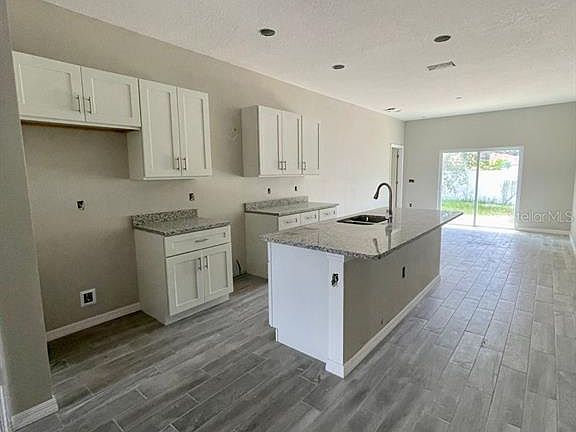 4th image of 722 Camel Ct