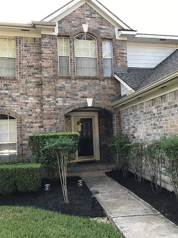 4 bed, 2.5 bath, 2377 sqft, $2,500 — Photo 2