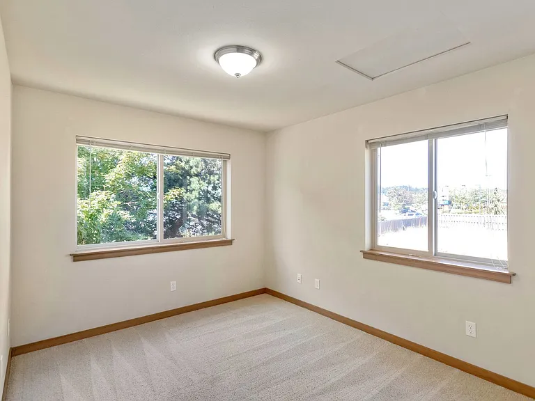 Townhomes/Apartments - 259 Se Ely St — Photo 11