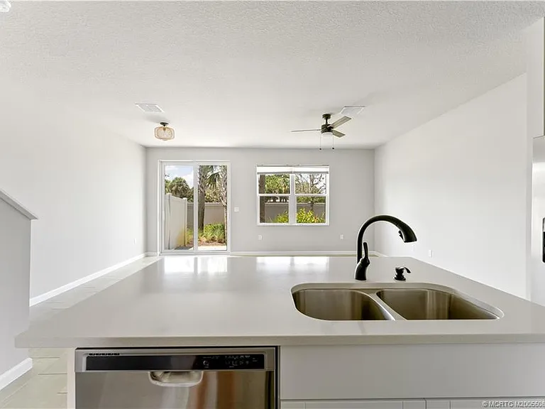 325 SE Halifax Ln — Photo 13
