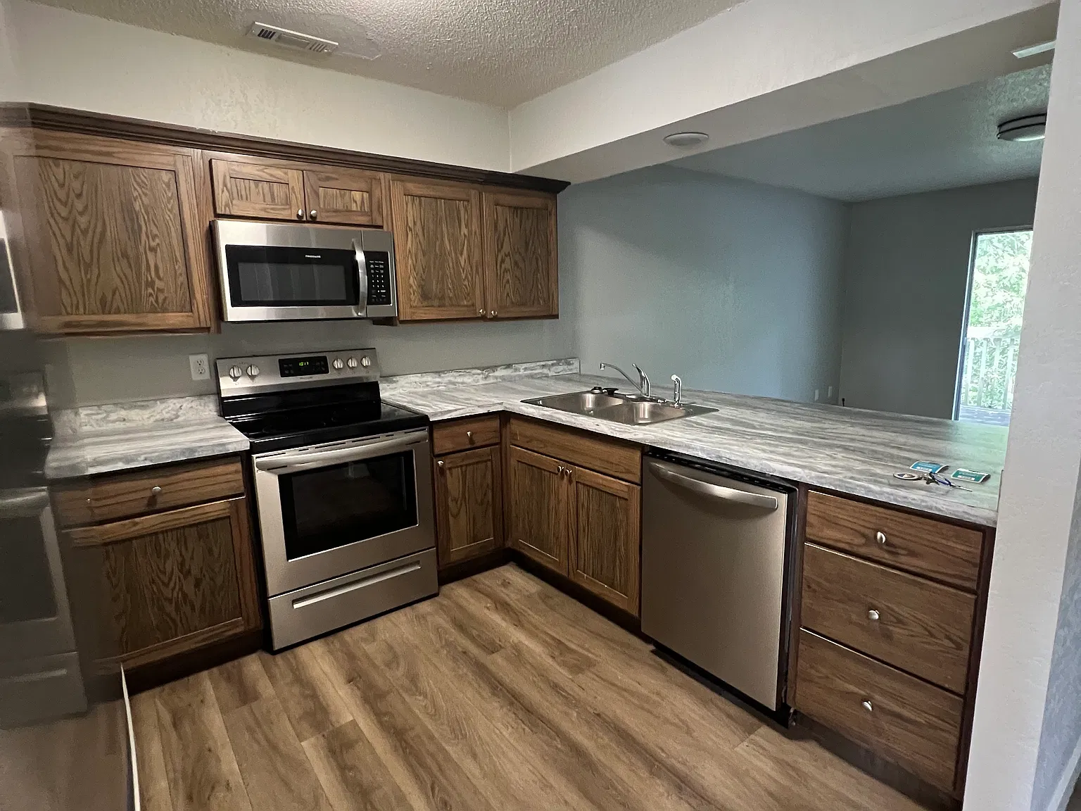 3 bed, 1000 sqft, $1,350 — Photo 3