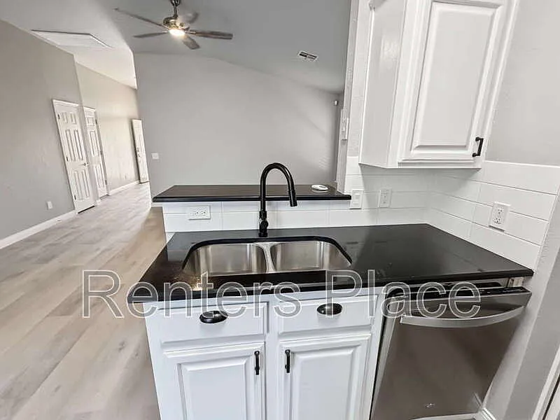 3 bed, 2.0 bath, 1273 sqft, $1,595 — Photo 4