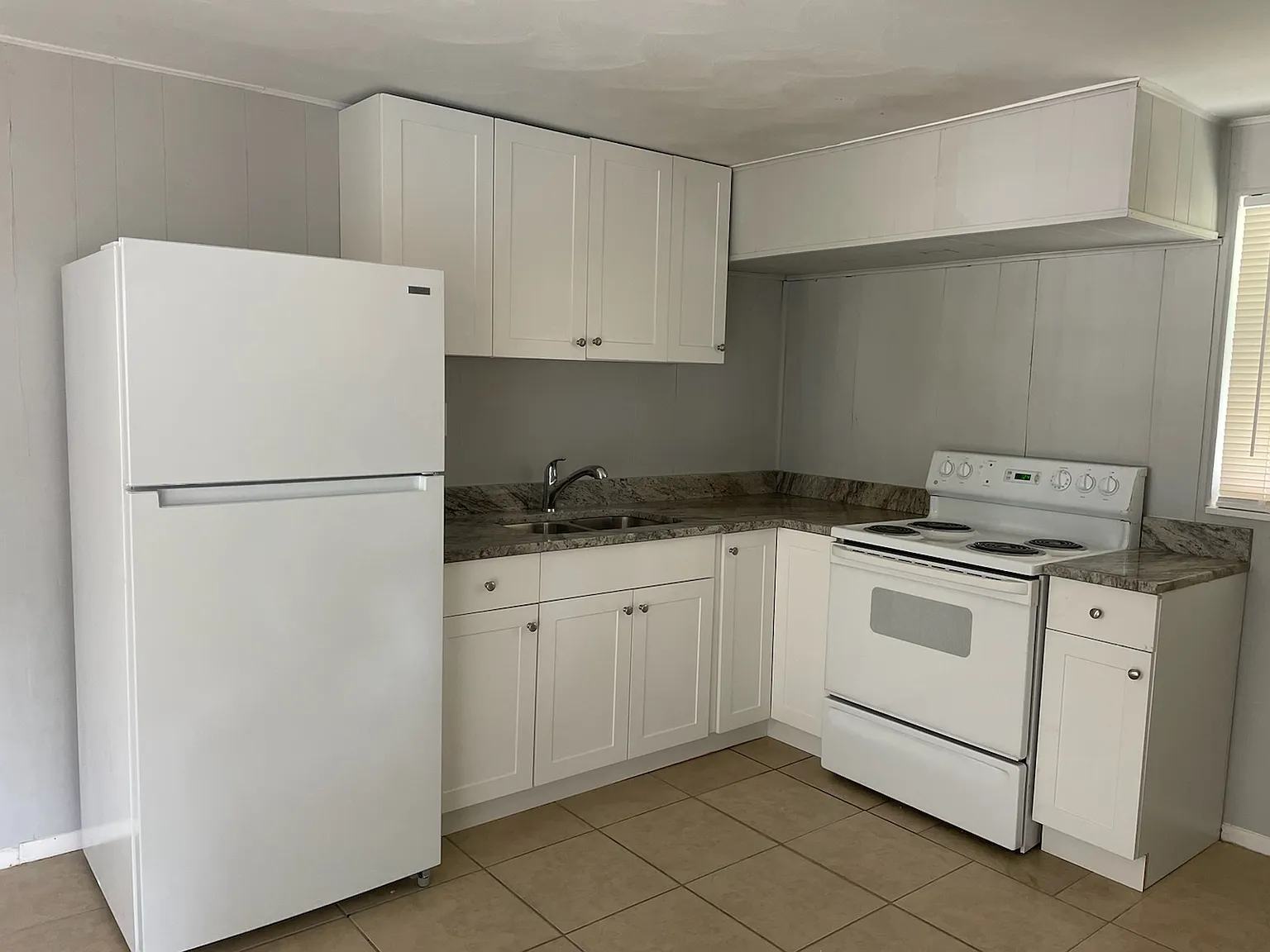 Half Deposit for Sept 1st Move in - 1 bedroom with 1 bath w/ driveway parking — Photo 3