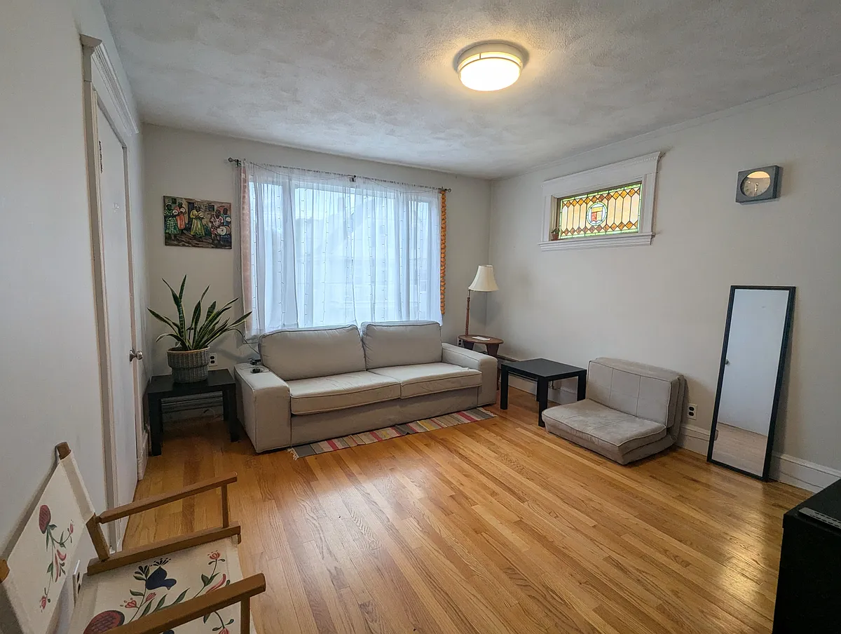 Living room view 1 - 21 Lowden Ave #2