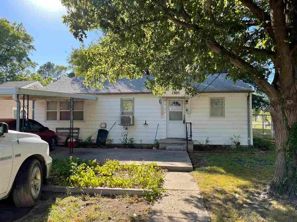 1305 S 8th St, Blackwell, OK 74631