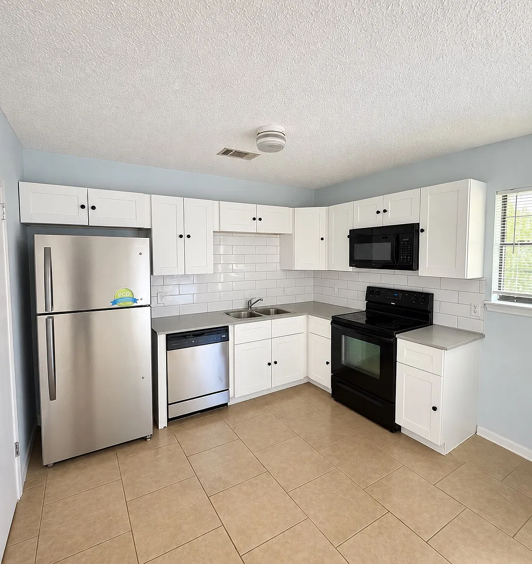 502 Alpine St — Photo 2