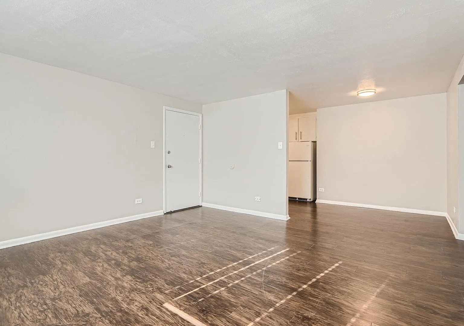 1400 W Mississippi Ave #304- 1 Month Free - Spacious 1 Bed With On Site Laundry — Photo 2