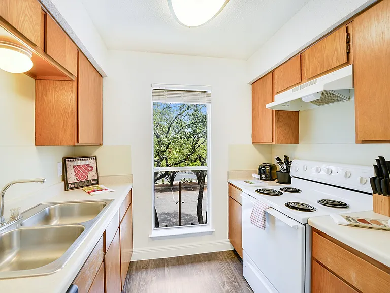 St. Edwards Place Apartments — Photo 41