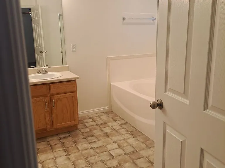 1144 S 1420 E — Photo 13