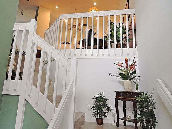 Tiled Entrance w-landing