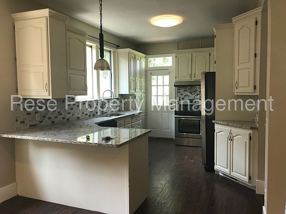 5th image of 852 S Green St