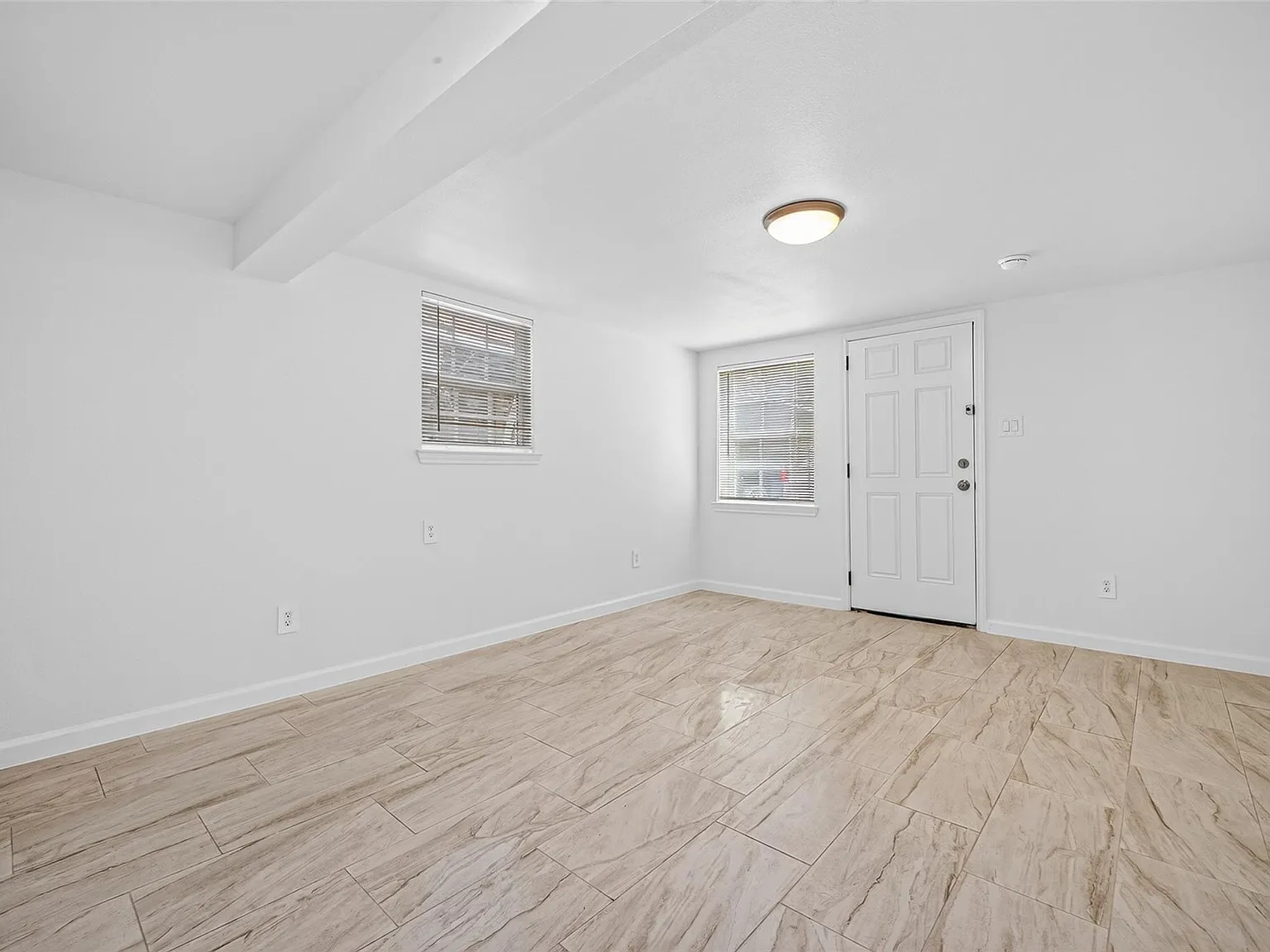 1 bed, 1.0 bath, 275 sqft, $599 — Photo 2