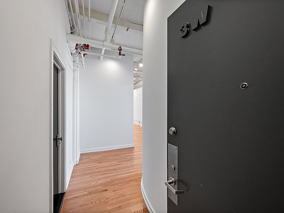 4th image of 900 W Jackson Blvd APT 3W