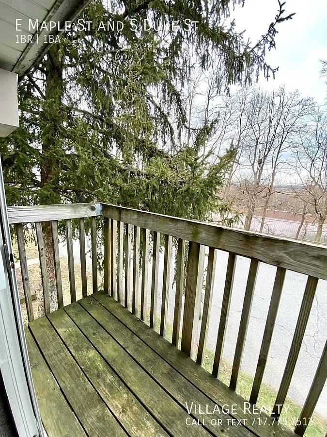 Few steps! Cozy end-unit 1-Bed apartment with balcony! — Photo 2