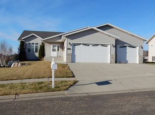 1362 Golden Eagle Ln, Bismarck, ND 58503