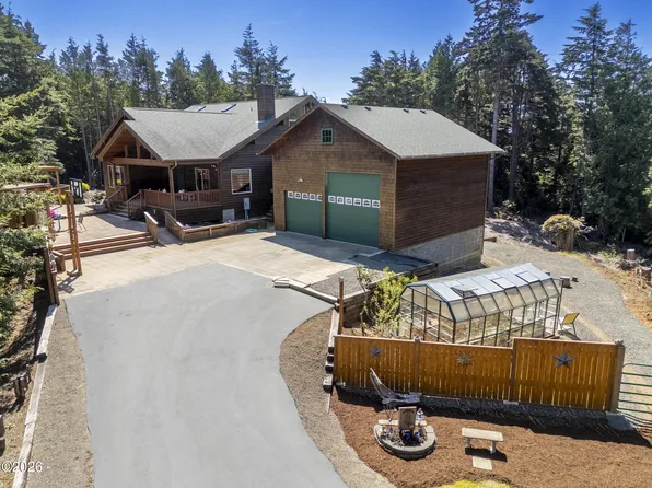 587 NW Terrace St, Waldport, OR 97394