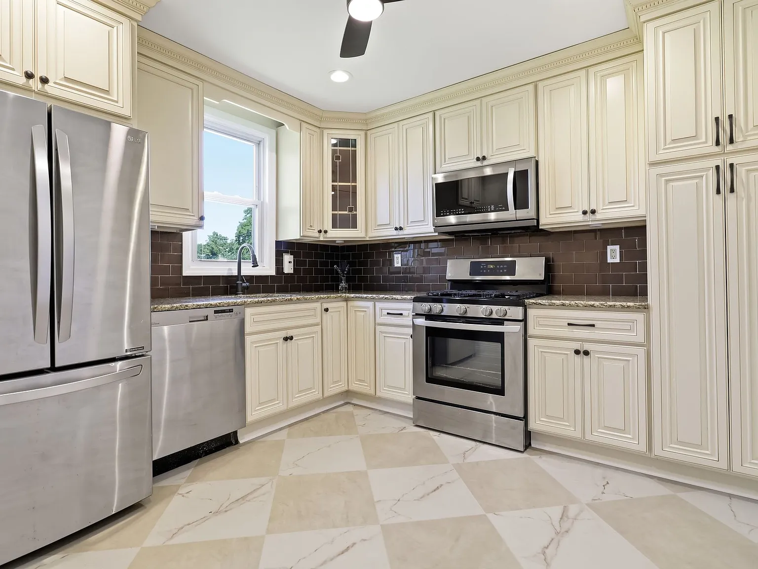 2 bed, 860 sqft, $2,350 — Photo 3