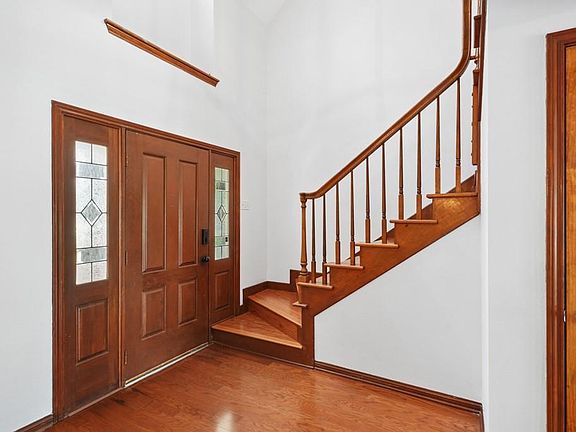 5th image of 208 Evangeline Dr