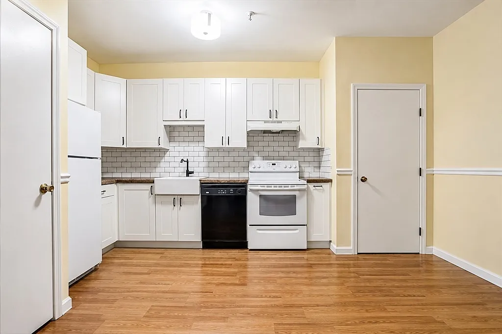 1 bed, 1.0 bath, 774 sqft, $1,900 — Photo 2
